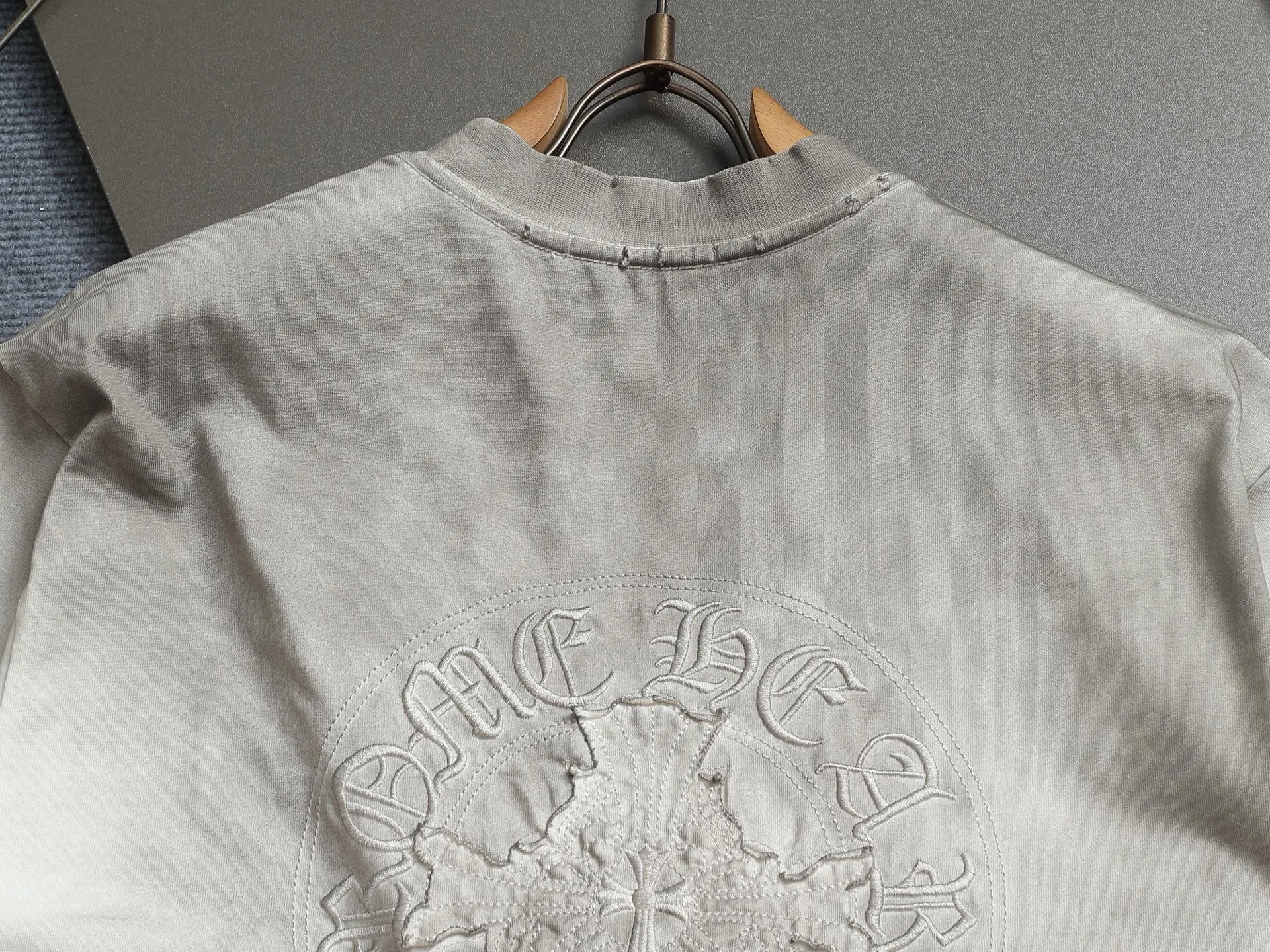 P210 𝗖𝗵𝗿𝗼𝗺𝗲 𝗛𝗲𝗮𝗿𝘁𝘀/Cro Heart 2025 Cross Patch Embroidery Summer New Original Single Counter American Acid Washed Distressed Laser Burnt Patch Embroidery Couple Casual Short Sleeve T-shirt 👑The highest version! Customized fabric 300g double yarn! American acid-washed and distressed original fabric laser burnt ✟appliqué embroidery and exquisite embroidery of letters! The best-selling model at the counter. It is very comfortable to wear. It is low-key yet luxurious. It is very classy when worn. The large size and tailoring are needless to say. The upper body is exquisite and vivid. 👍High-end first-class materials. A truly palace-level product. The cotton from Turkey is of outstanding quality. After heavy washing, the clothes are very soft! Not picky, the upper body is absolutely stylish and extremely luxurious. Auxiliary materials: The original model has been authenticated and labeled ➕100% silk washed with water label. Genuine purchase-grade original hangtag➕matching hanging rope➕3D hanging beads➕original packaging bag. Craftsmanship: The original version has consistent wiring! The highest version of the armhole matching technique! Countless times of pattern making to 100% restore the original appearance! The correct version is the same for men and women, super eye-catching, super good-looking, and super atmospheric! Color: White Black Size: S-XL